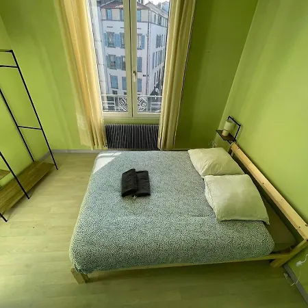 Spacious With Balconies Downtown アパート