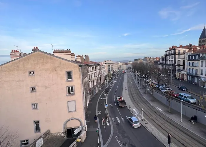 Апартаменты Spacious With Balconies Downtown