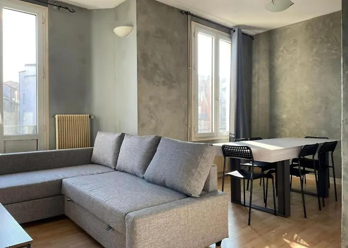 Апартаменты Spacious With Balconies Downtown